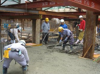 地下一階の基礎と床のコンクリートを打設