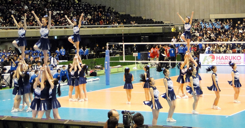 春の高校バレー2014　都市大塩尻VS東九州龍谷の準決勝において、都市大等々力中高の舞チア部が応援パフォーマンスを披露