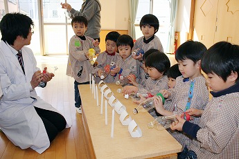 東京都市大学二子幼稚園　都市大等々力中高の教員と理科部の生徒を講師に迎え「科学体験教室」を開催～東京都市大学グループの強みを生かした学校間連携を推進～