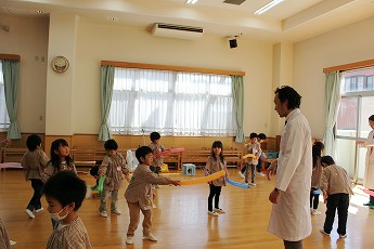 東京都市大学二子幼稚園　都市大等々力中高の教員と理科部の生徒を講師に迎え「科学体験教室」を開催～東京都市大学グループの強みを生かした学校間連携を推進～