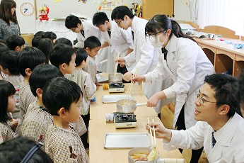 園児の知的好奇心を刺激する科学体験教室を実施（等々力中高×二子幼稚園）