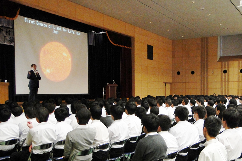 ノーベル物理学賞を受賞した中村修二教授が東京都市大学付属中学校・高等学校で生徒にエール