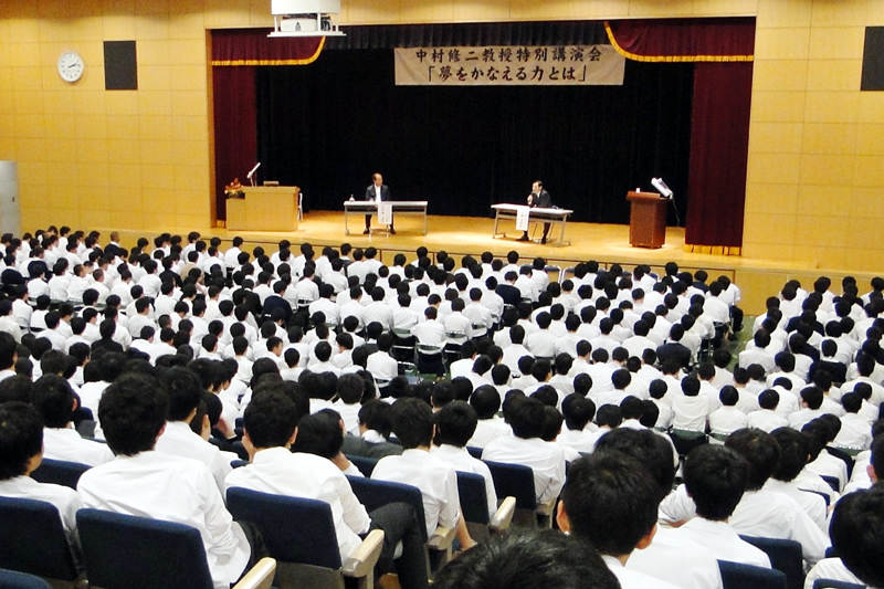 ノーベル物理学賞を受賞した中村修二教授が東京都市大学付属中学校・高等学校で生徒にエール