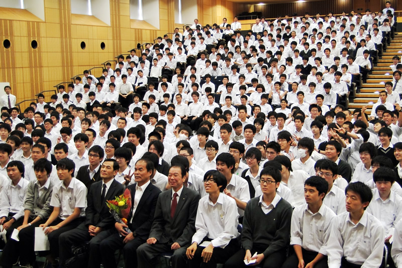 ノーベル物理学賞を受賞した中村修二教授が東京都市大学付属中学校・高等学校で生徒にエール