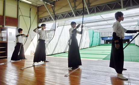 「目指せ！皆中」高大交流試合（東京都市大学弓道部×東京都市大学等々力中学校・高等学校中弓道部）