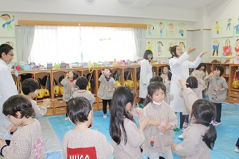 東京都市大学二子幼稚園　　東京都市大学等々力中学校・高等学校の教員と理科部の生徒を講師に迎え「科学体験教室」を開催