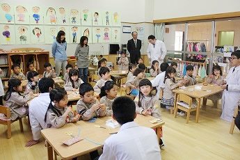 東京都市大学二子幼稚園　　東京都市大学等々力中学校・高等学校の教員と理科部の生徒を講師に迎え「科学体験教室」を開催