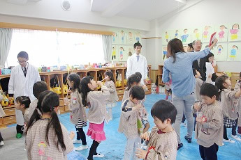 東京都市大学二子幼稚園　　東京都市大学等々力中学校・高等学校の教員と理科部の生徒を講師に迎え「科学体験教室」を開催