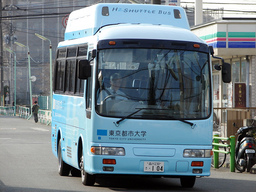 公道を走る都市大水素燃料エンジンバス